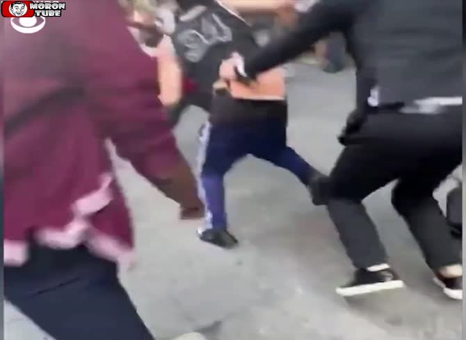 Video :A guy who knocked down ten people during a police pursuit is apprehended by New Yorkers